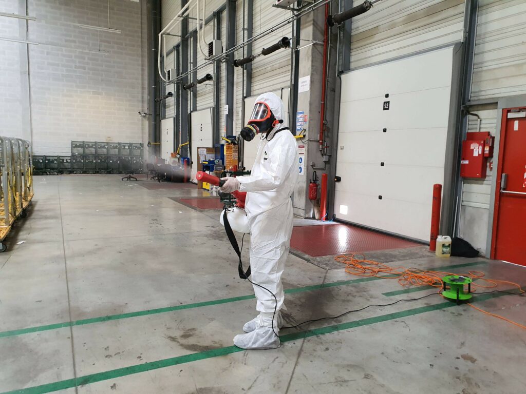 Technicien A4D Sanitation lors d'une opération de désinfection professionnelle